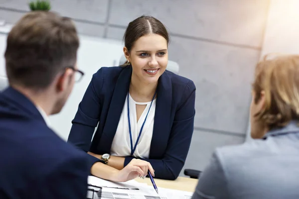 Zakelijke interview in het moderne kantoor — Stockfoto