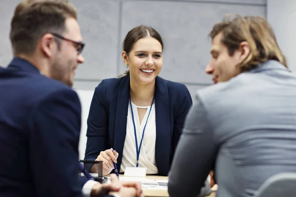 Entretien d'affaires dans un bureau moderne — Photo