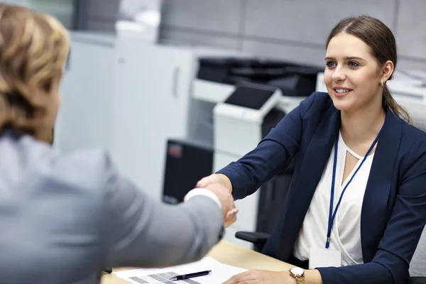 Entrevista de negocios en oficina moderna — Foto de Stock