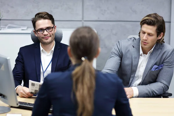 Entretien d'affaires dans un bureau moderne — Photo