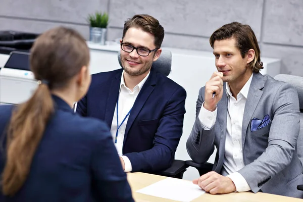 Entretien d'affaires dans un bureau moderne — Photo