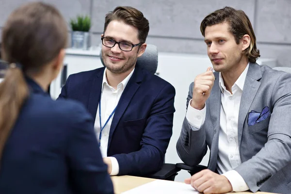 Entrevista de negocios en oficina moderna — Foto de Stock