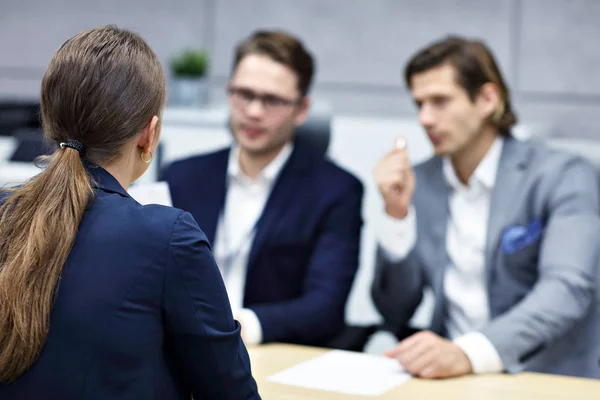 Entretien d'affaires dans un bureau moderne — Photo