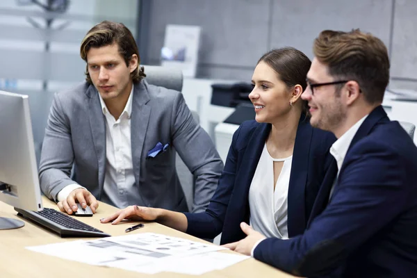 Group of business people brainstorming their ideas — Stock Photo, Image