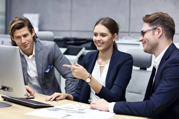 Groep van mensen uit het bedrijfsleven brainstormen hun ideeën — Stockfoto