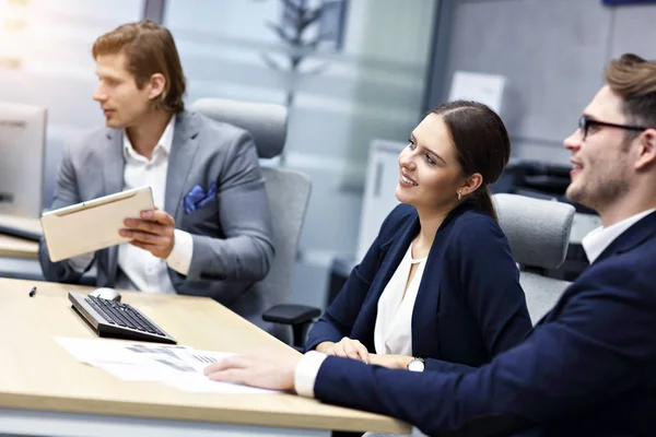 Grupo de empresarios haciendo una lluvia de ideas sobre sus ideas — Foto de Stock