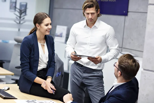 Group of business people brainstorming their ideas — Stock Photo, Image