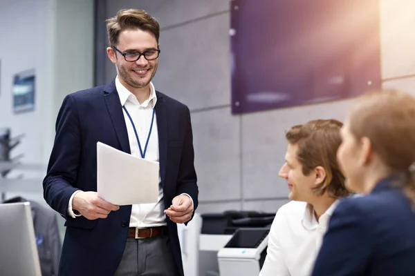 Groep van mensen uit het bedrijfsleven brainstormen hun ideeën — Stockfoto