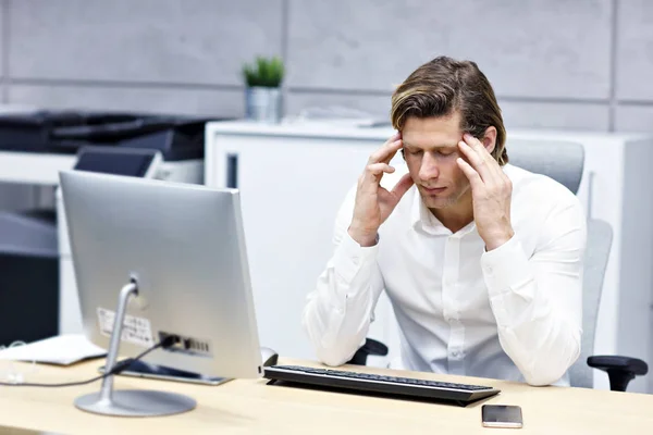 Detailní záběr portrét podnikatele s pracovištěm t bolest hlavy — Stock fotografie