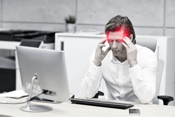 Primer plano retrato de hombre de negocios con dolor de cabeza t lugar de trabajo —  Fotos de Stock