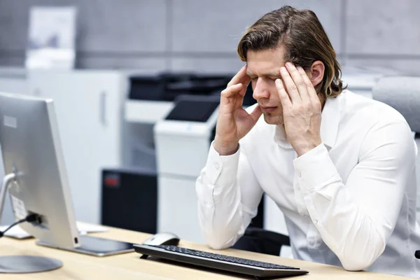 Primer plano retrato de hombre de negocios con dolor de cabeza t lugar de trabajo — Foto de Stock