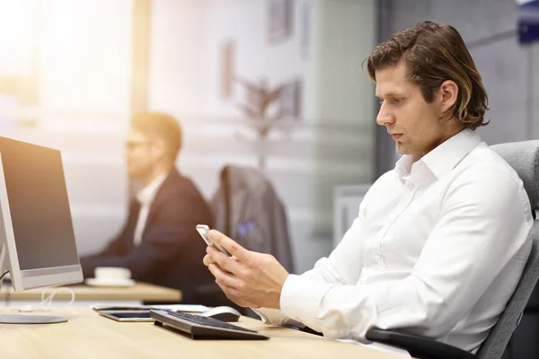 Retrato de cerca del empresario en el lugar de trabajo — Foto de Stock