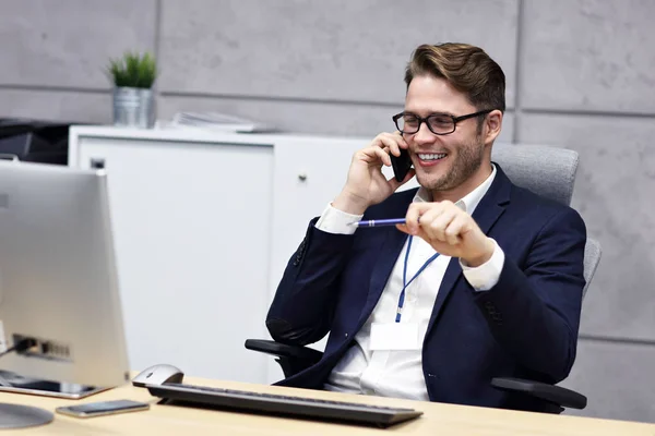 Närbild porträtt av affärsman på arbetsplatsen — Stockfoto