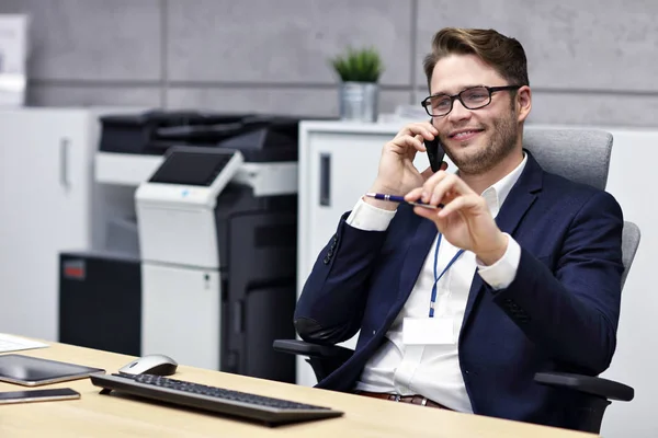 Närbild porträtt av affärsman på arbetsplatsen — Stockfoto