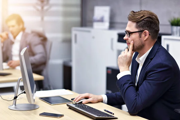 Närbild porträtt av affärsman på arbetsplatsen — Stockfoto