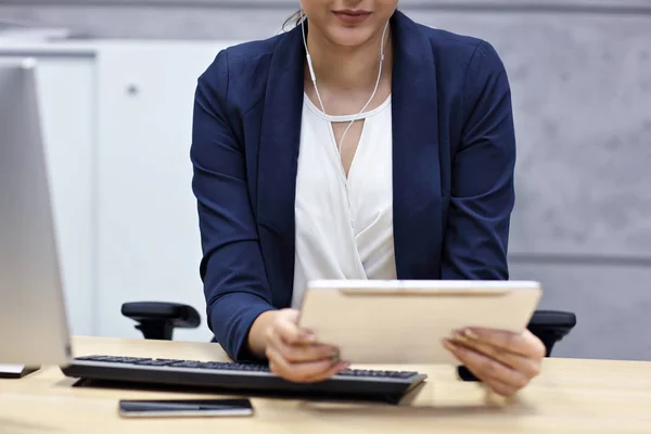 Närbild porträtt av attraktivt leende affärskvinna på arbetsplatsen — Stockfoto