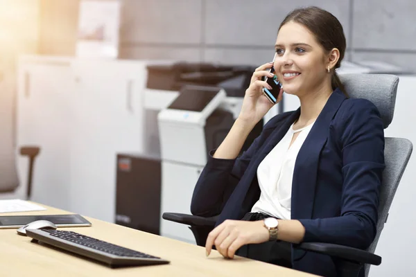 Ritratto ravvicinato di attraente donna d'affari sorridente sul posto di lavoro — Foto Stock