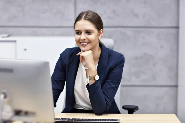 Primer plano retrato de atractiva mujer de negocios sonriente en el lugar de trabajo —  Fotos de Stock