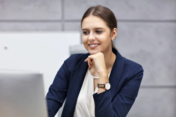 Ritratto ravvicinato di attraente donna d'affari sorridente sul posto di lavoro — Foto Stock