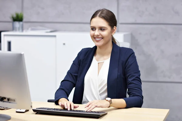 Primer plano retrato de atractiva mujer de negocios sonriente en el lugar de trabajo —  Fotos de Stock
