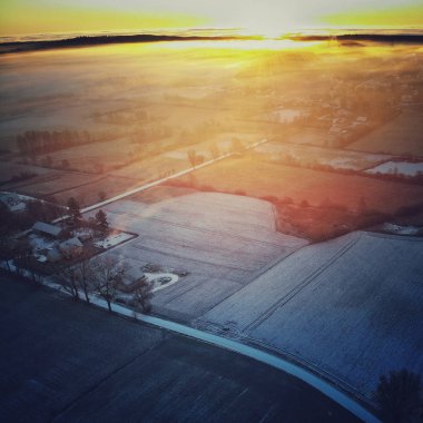 Üstten görünüm hava atış sisli Polonya Köyü
