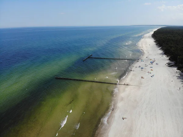 Widok z góry zdjęcia lotnicze z Morza Bałtyckiego i piaszczystej plaży — Zdjęcie stockowe