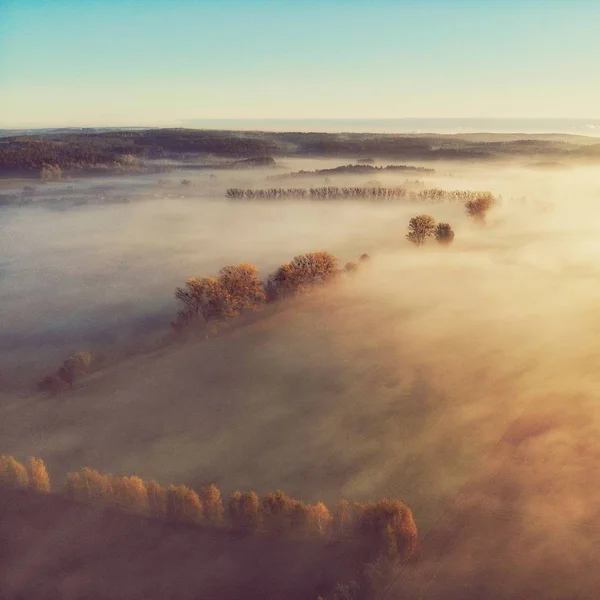 Luftaufnahme des nebligen polnischen Dorfes von oben — Stockfoto
