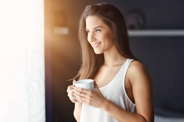 Junge schöne Frau wacht völlig ausgeruht in ihrem Bett auf — Stockfoto