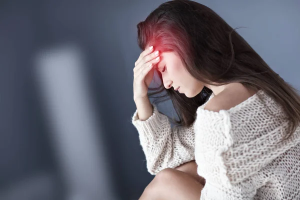 Erwachsene Frau leidet zu Hause unter Kopfschmerzen — Stockfoto