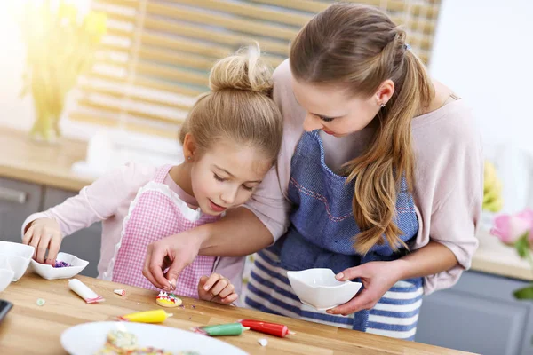 Madre e hija preparando galletas en la cocina — Foto de Stock