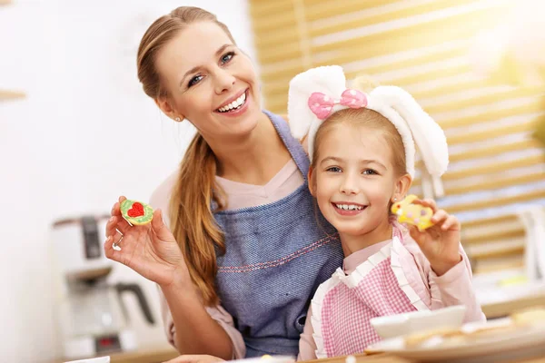 Moeder en dochter voorbereiding van Pasen cookies in de keuken — Stockfoto