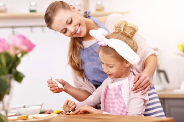 Moeder en dochter voorbereiding van Pasen cookies in de keuken — Stockfoto