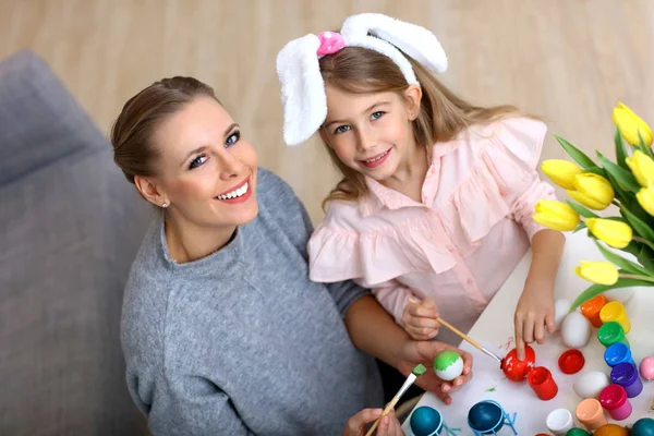 Mutter und Tochter bemalen Ostereier zu Hause — Stockfoto