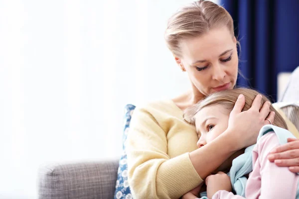 Triste niña y su mamá en casa — Foto de Stock