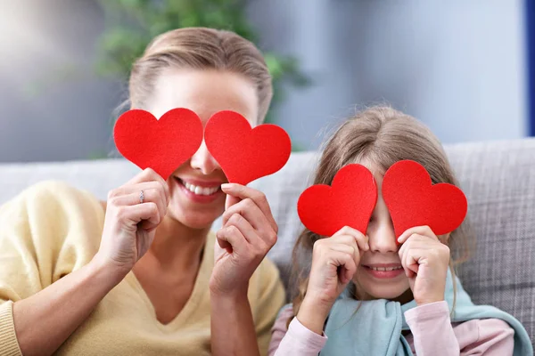 Bela mãe e sua filha se divertindo em casa — Fotografia de Stock