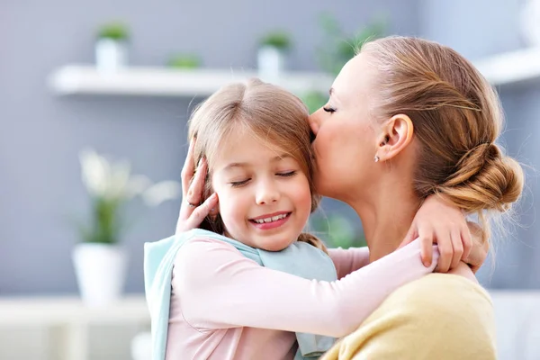 Hermosa mamá y su hija divirtiéndose en casa — Foto de Stock