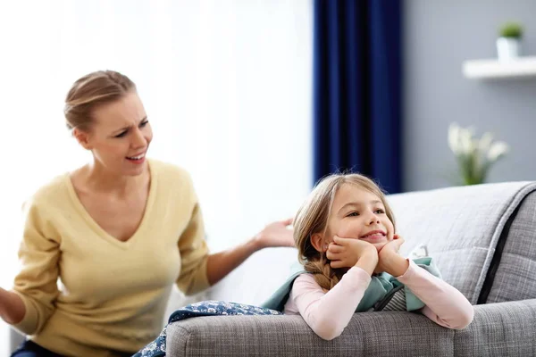 Mère et petite fille se disputent à la maison — Photo