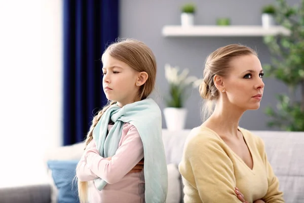 Mother and little daughter having argument at home — Stock Photo, Image