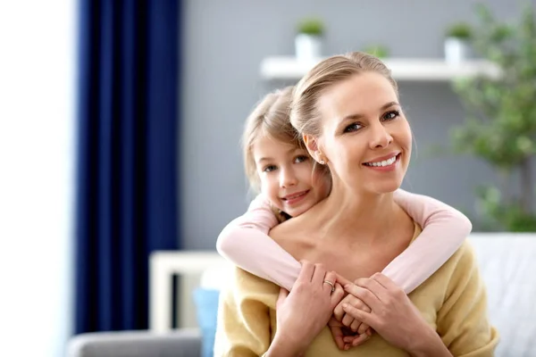 Hermosa mamá y su hija divirtiéndose en casa — Foto de Stock