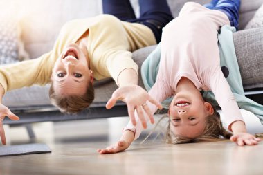 Güzel anne ve kızı evde eğlenmek