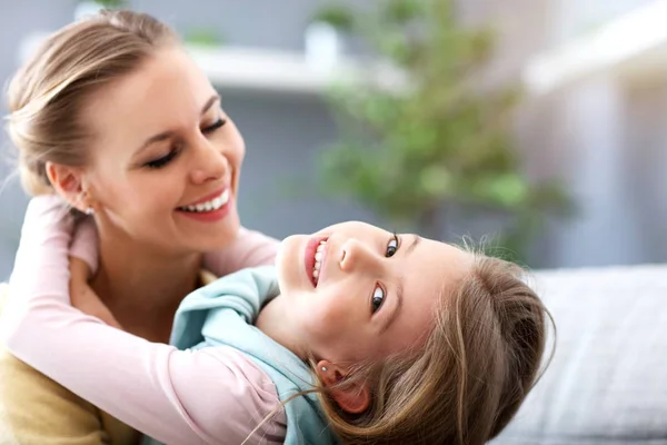 Vacker mamma och hennes dotter har roligt hemma — Stockfoto