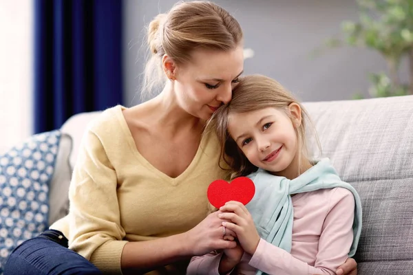 Vacker mamma och hennes dotter har roligt hemma — Stockfoto