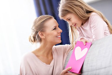 Anne ve kızı anneler günü kutlama