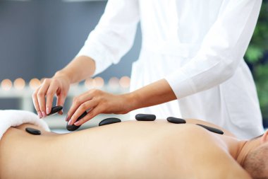 masaj spa salonu içinde sahip yakışıklı bir adam