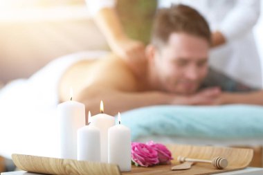 masaj spa salonu içinde sahip yakışıklı bir adam