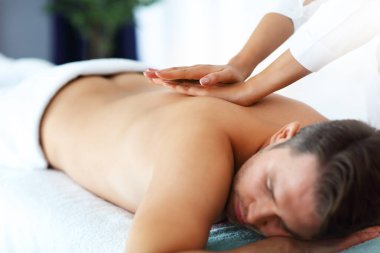 masaj spa salonu içinde sahip yakışıklı bir adam