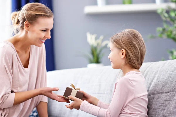 Mamma och dotter firar mors dag — Stockfoto