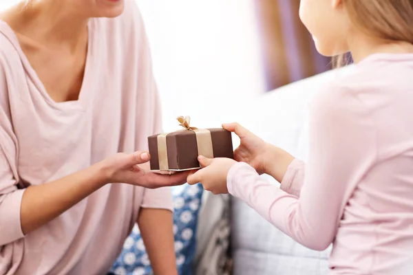 Mamá y su hija celebran el día de las madres —  Fotos de Stock