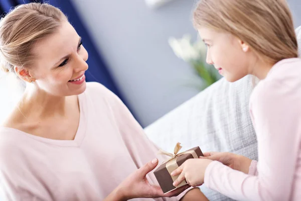 Mama en dochter viert Moederdag — Stockfoto