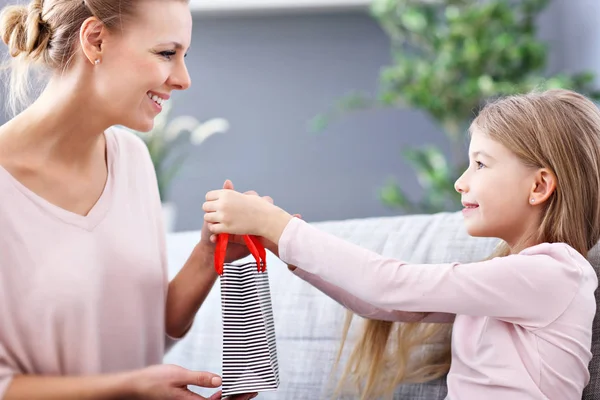 Mama i córka świętować dzień matki — Zdjęcie stockowe